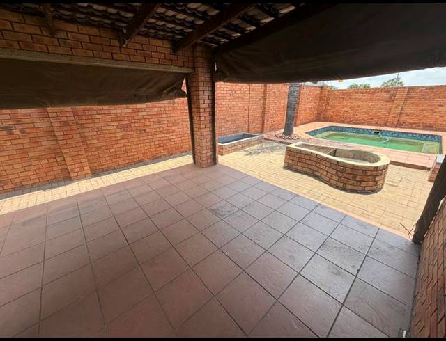 3 BEDROOM TOWNHOUSE FOR SALE IN AERORAND